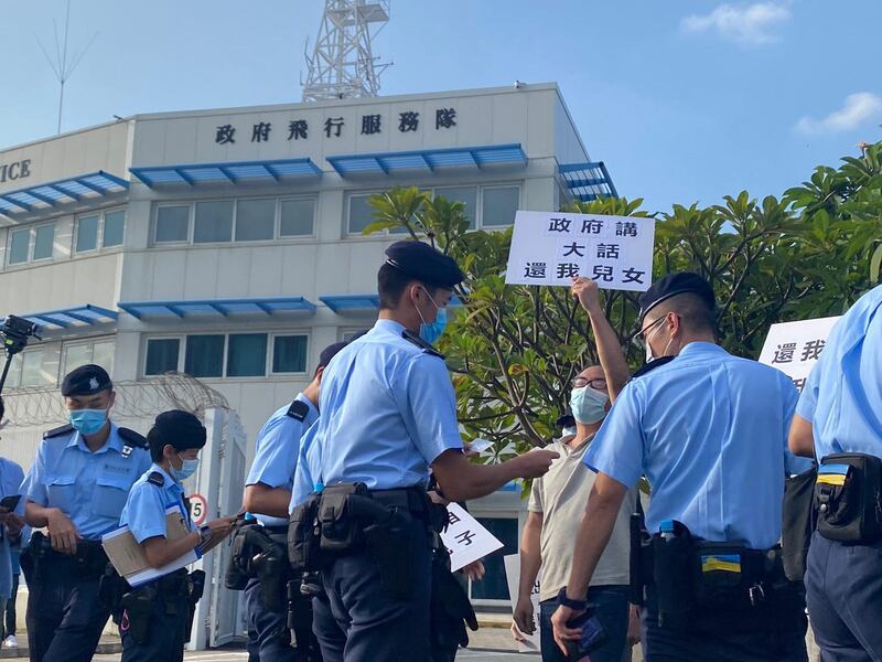 部份被捕港青家属联同跟进案件的立法会议员朱凯迪、本土派人士邹家成，以及前众志秘书长黄之锋和荃湾区议员岑敖晖到位于赤鱲角的政府飞行服务队总部抗议。(记者李智智拍摄）