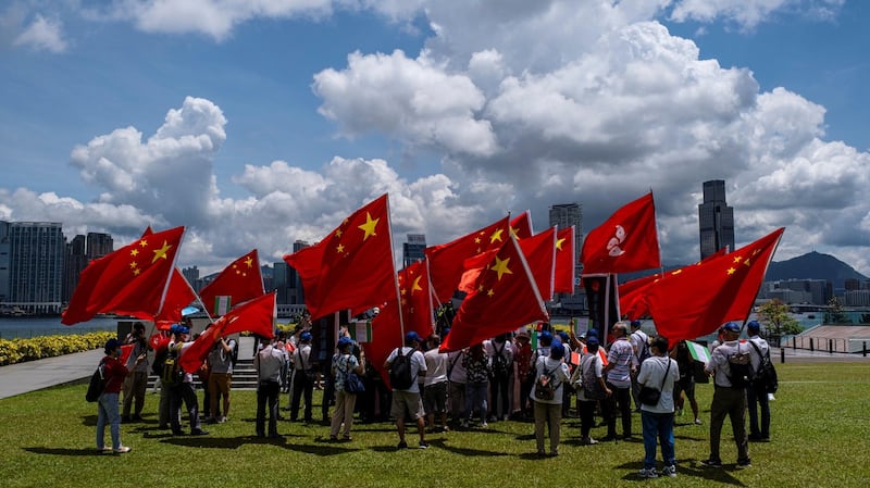 图说：香港教育局局长杨润雄近日受访表示，局方会为教师提供更多培训，让教师多理解身分认同的问题，以及维护国家安全的责任；对于一些不专业的教师，严重者会考虑取消教师注册。外界担心这样演变下去，日后会衍生更多举报潮。图为支持香港《国安法》人士集会。（摄影／陈朗熹）