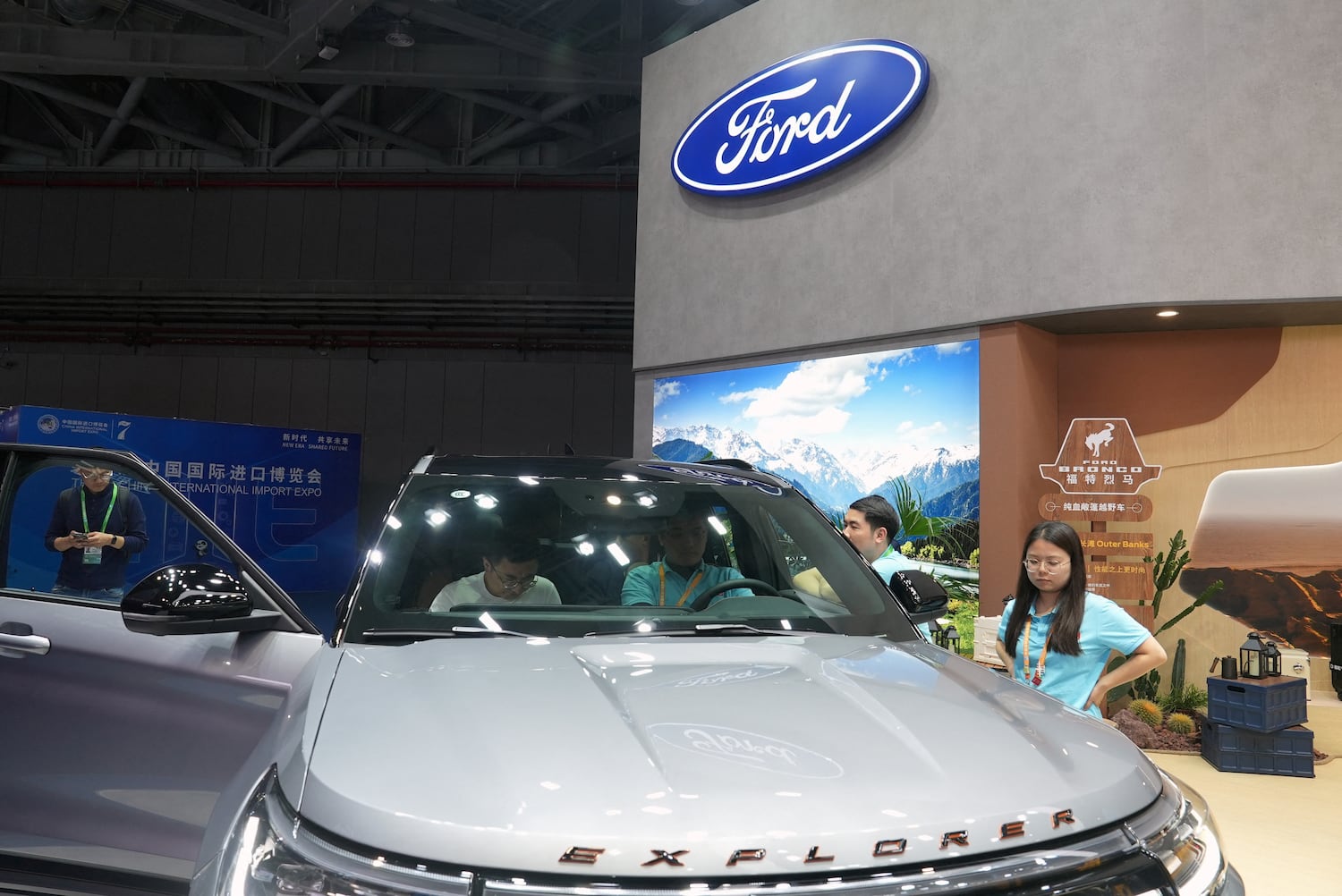 Un SUV Ford Explorer se exhibe en la Exposición Internacional de Importaciones de China en Shanghai, China. (Reuters/Nicoco Chan)