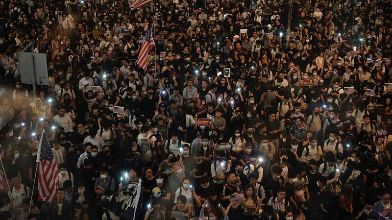 2019年10月14日香港中环集会支持《人权与民主法案》。（美联社）