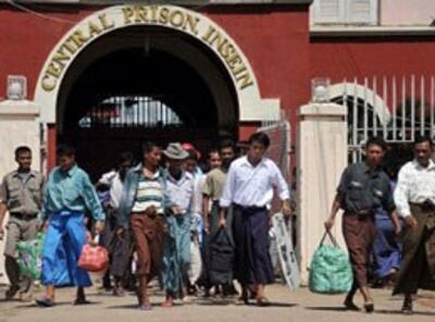 Tù nhân Myanmar đi bộ ra khỏi nhà tù Insein trung tâm Yangon ngày 12 Tháng 10 năm 2011. Cho đến nay hàng trăm nhà bất đồng chính kiến đã được phóng thích. AFP