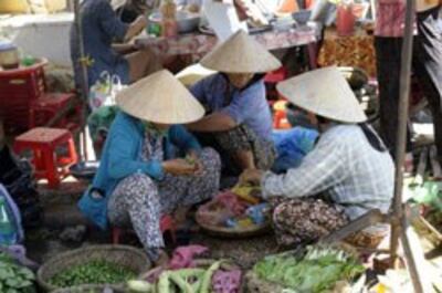 Buôn bán trong một khu chợ nhỏ phố cổ Hội An. AFP photo