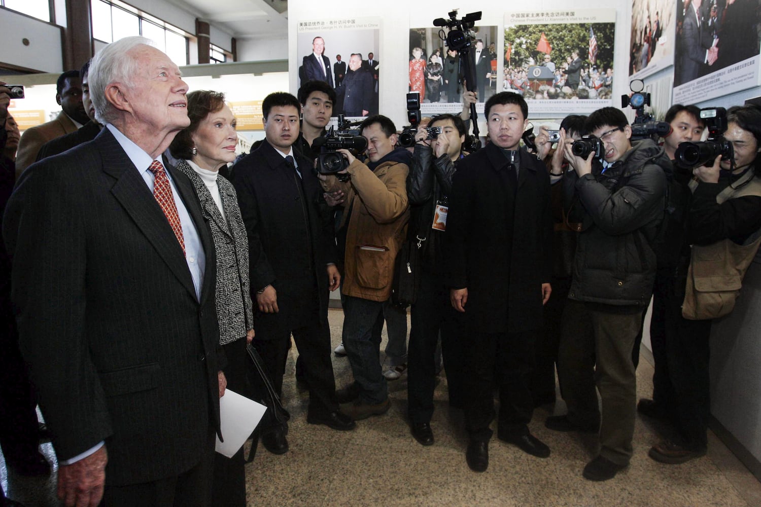 Der ehemalige US-Präsident Jimmy Carter (links) und seine Frau Rosalynn besuchen am 12. Januar 2009 eine Ausstellung über 30 Jahre diplomatische Beziehungen zwischen China und den USA in Peking.