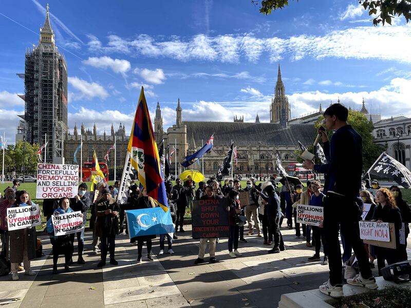 游行人士在终点站英国国会广场集会，活动主办人、组织“现在就说不”创办人Olaf Stando发言时表示，北京主办冬奥是要“洗白”其侵害人权罪行，呼吁各国“外交杯葛”北京冬奥，不要派官员出席。 (吕熙摄)