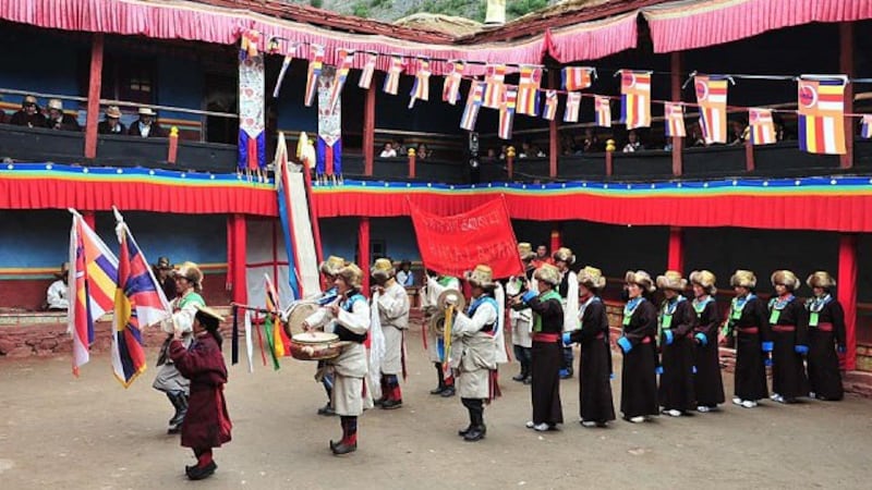 在培给林寺，信众表演传统仪式。（Limi藏人提供）