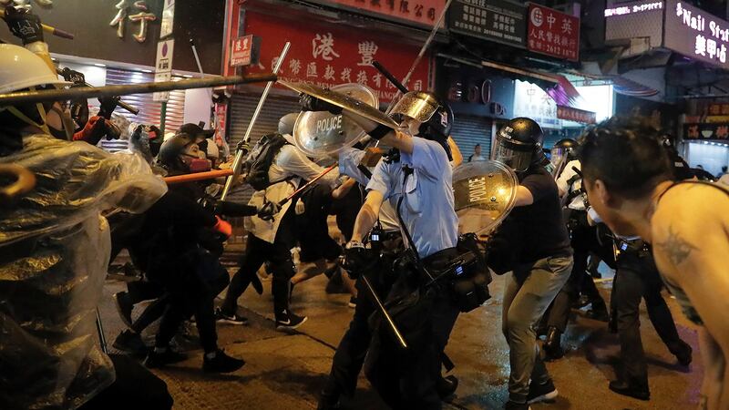 香港抗议民众和警方对峙。（美联社）