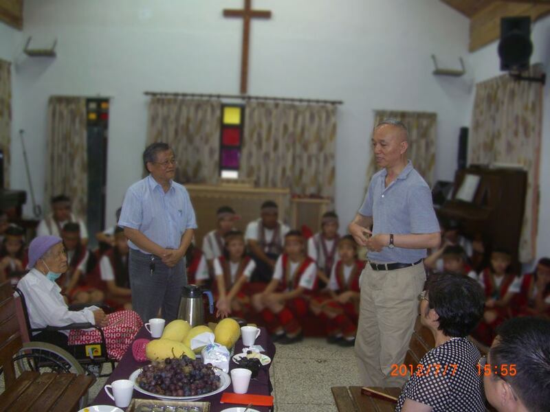 2012年7月7日，六龟育幼院诗班孩子们在教堂唱完圣歌，请蔡奇（右立者）勉励致词，院长杨子江（左立者）转述，蔡奇当时说，他看到多年来杨老牧师在山地所做的工作，也看到孩子们的表现他非常感动。（台湾六龟育幼院提供）