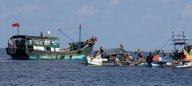 Hình minh hoạ. Tàu cá Trung Quốc bên cạnh các tàu cá Philippines ở bãi cạn Scarborough hôm 6/4/2017