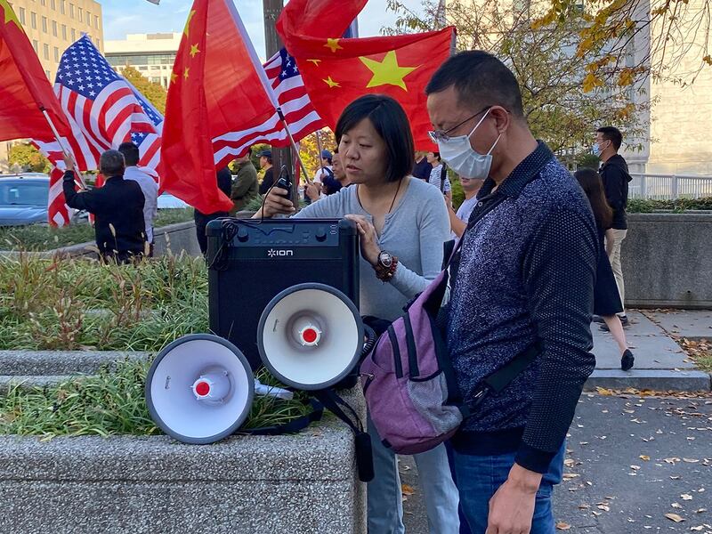 亲共者试图以大喇叭压住访民的呼喊声（记者凯迪摄影）