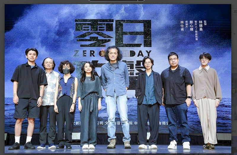 Producer and screenwriter Cheng Hsin-mei (fourth from left) and trailer director Lo Ging-zim (fourth from right). (Zero Day Creative)