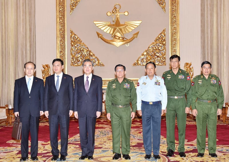 Myanmar Military Chief Senior General Min Aung Hlaing (C) and Chinese Foreign Minister Wang Yi (3-L) during a meeting at the military headquarters in Naypyidaw, April 6, 2016 .