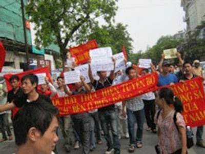 anti-china-protest-in-hanoi-06122011-250.jpg