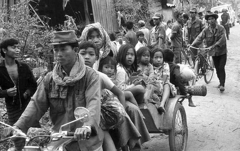 Cambodians flee Khmer Rouge insurgents during artillery shelling of Phnom Penh, Jan. 28, 1974. (AP)