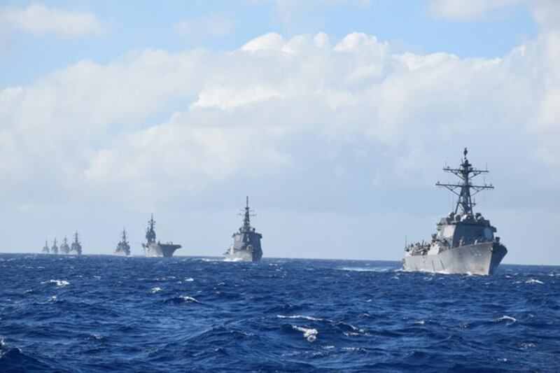 Các tàu chiến Mỹ (Arleigh Burke, USS McCampbell) dẫn đường cho các tàu chiến của Hải quân Hoa Kỳ và Nhật Bản trong cuộc tập trận chung ở Guam hôm 21/1/2016