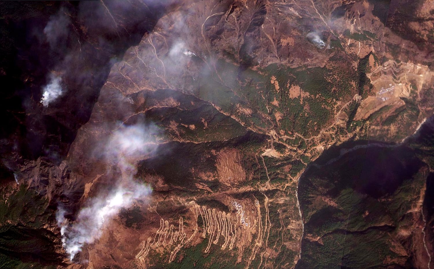 Rauch steigt am 3. Februar 2025 aus dem Waldbrand in Kyirong County, Tibet.