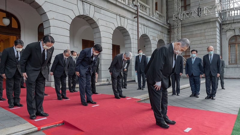 日本前首相森喜朗率团专程到台湾吊唁李登辉，代表念吊唁辞。（总统府提供）