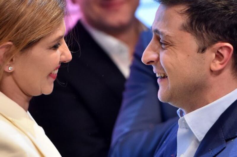 Tổng thống Ukraine Volodymyr Zelensky và vợ Olena sau khi công bố kết quả thăm dò ý kiến đầu tiên trong vòng hai của cuộc bầu cử tổng thống Ukraine tại Kiev vào ngày 21 tháng 4 năm 2019.