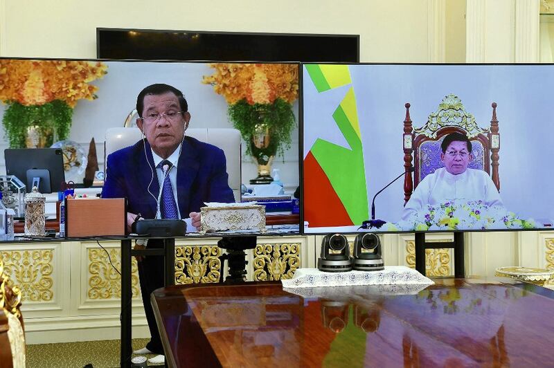 Cambodia's Prime Minister Hun Sen (L) and Myanmar's military chief Min Aung Hlaing (R) on screens during their video meeting, Jan. 26, 2022. RFA