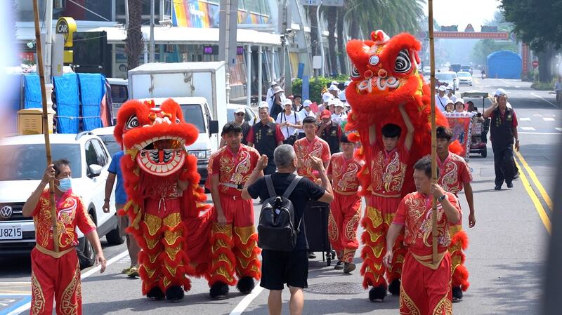 “昆山妈游台湾”抵达高雄旗津天后宫，锣鼓喧天。（记者李宗翰摄）