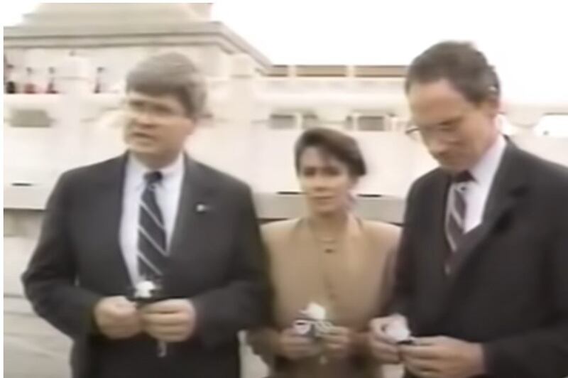 中国同事冒着更大的安全风险，却无法被外媒曝光 (Nancy Pelosi in Tiananmen Square 1989)