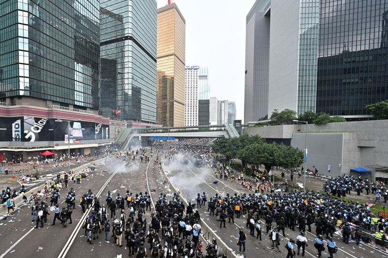 2019年6月12日，香港市民反《逃犯条例》的示威活动中，警察向示威者发射催泪弹。（法新社）