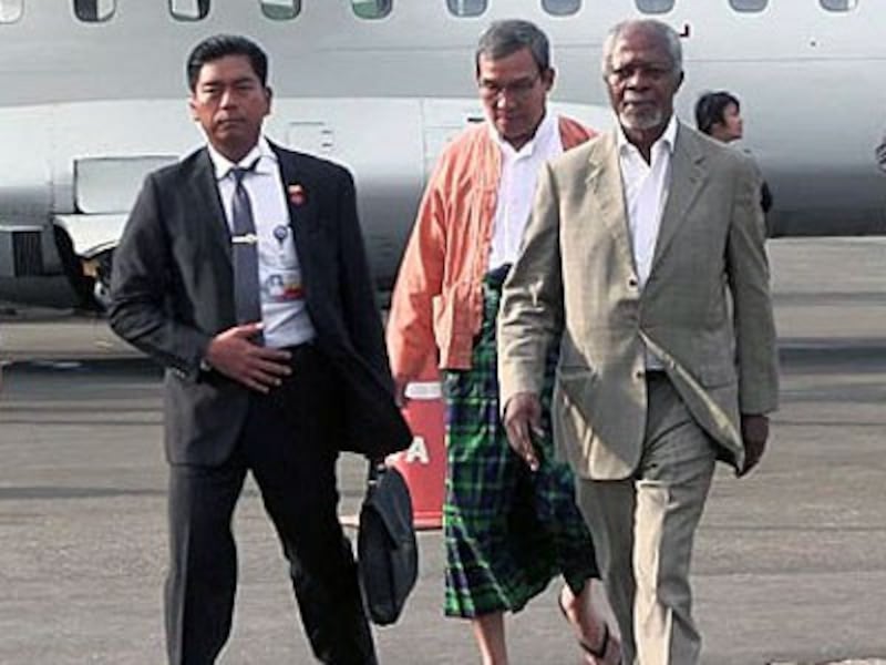 Former United Nations chief Kofi Annan (R) arrives at the airport in Sittwe in western Myanmar's Rakhine state, Dec. 2, 2016.