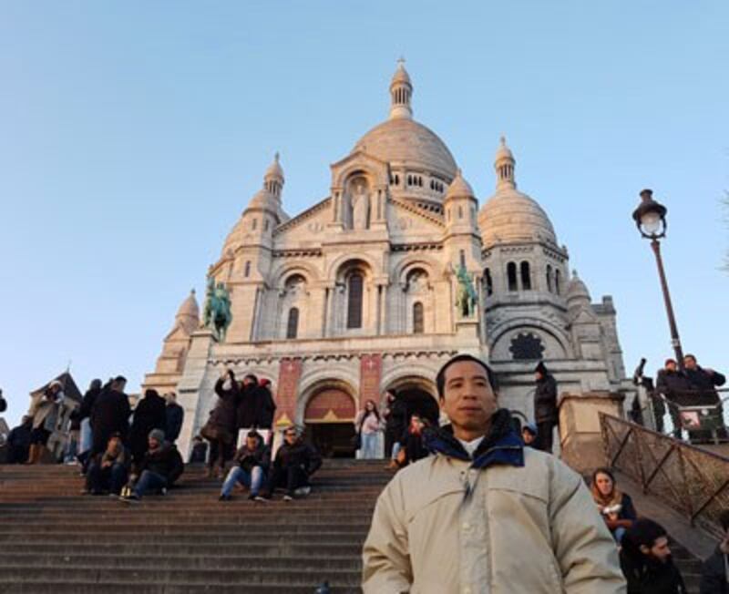 Trước nhà thờ Sacre Coeur. 