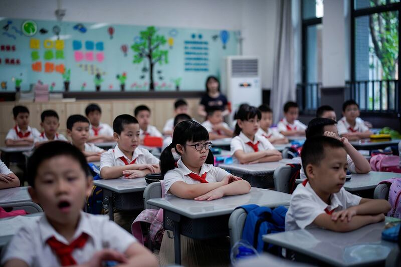 资料图片：武汉一所学校，学生们正在上中文课。（路透社）