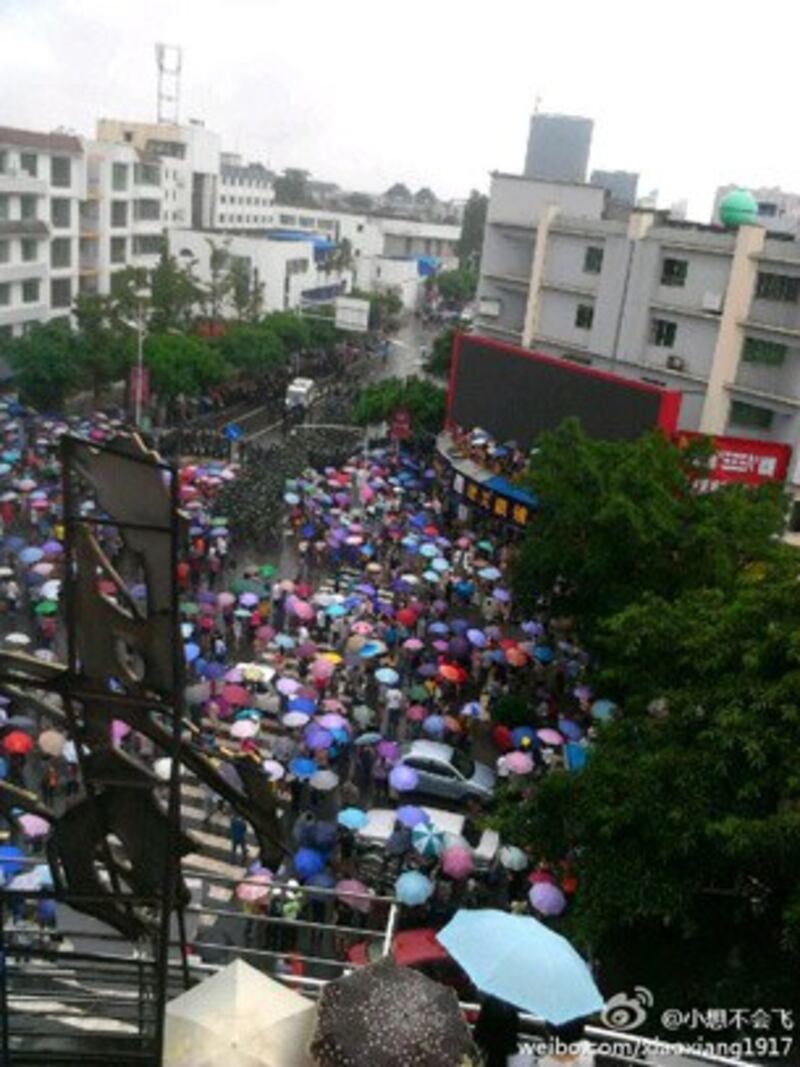 图片： 大批市民聚集抗议。 （新浪微博/中国茉莉花革命网）