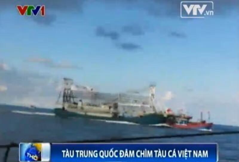 Hình ảnh tàu Trung Quốc đâm tàu cá ĐNa 90152 TS của Việt Nam ngày 25 tháng 6 năm 2014