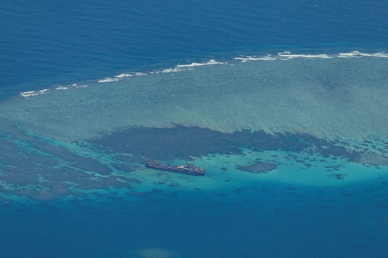 图为在南沙群岛有争议的第二托马斯浅滩搁浅的菲律宾海军BRP Sierra Madre号。菲律宾持续向其补给，但中国海警则对其进行阻拦。（路透社图片）