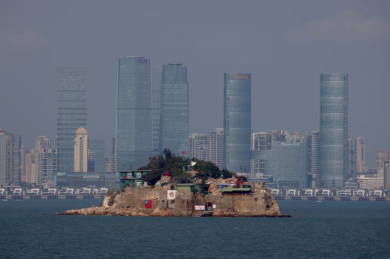 台湾金门狮屿岛，对面高楼大厦是福建厦门市。（路透社）