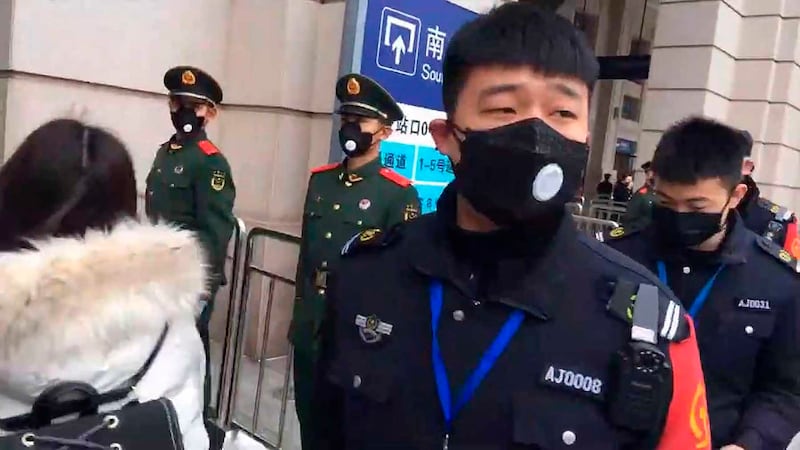 中国警察在即将关闭的武汉汉口火车站前执勤。（美联社）