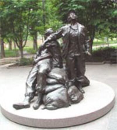 WomenVietnamMemorial150.jpg