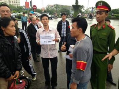 Người nhà ông Đoàn Văn Vươn kêu oan cho ông trước TAND Hải Phòng hôm 02/4/2013. AFP photo