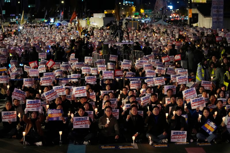 2024年11月23日，韩国首尔，民主党成员和支持者抗议尹锡悦政府。（美联社）