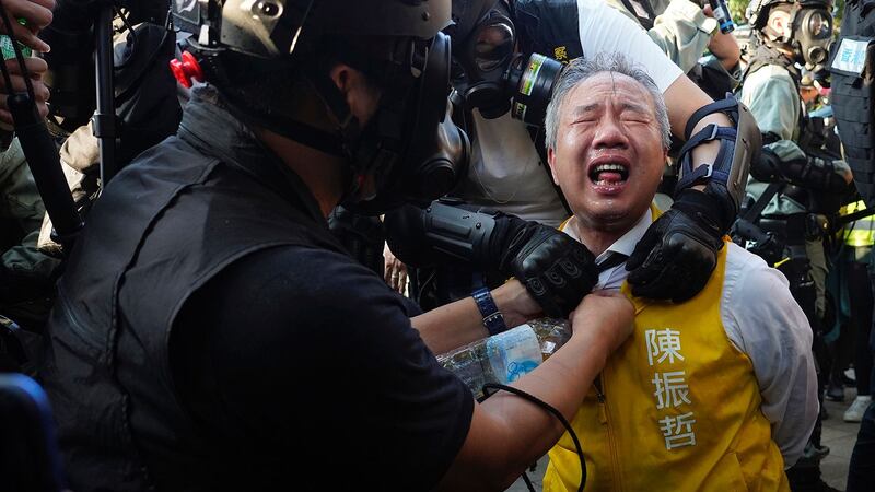 2019年11月2日，香港区议会选举的候选人陈振哲被警察喷洒胡椒后作出反应。（美联社）