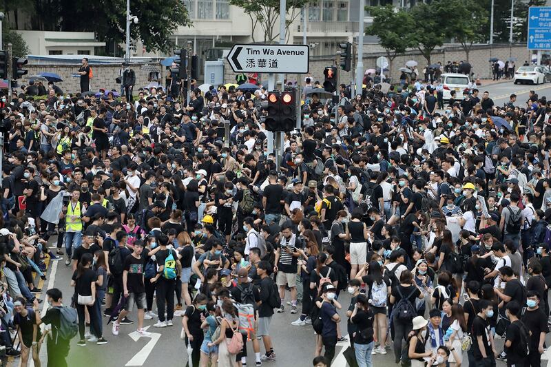 2019年6月17日，香港市民示威游行，要求郑月娥下台并撤销引渡法案。（路透社）