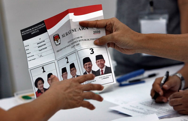 An Indonesian voter receives a ballot-slip at the Indonesian Embassy in Singapore to vote in presidential election, July 8, 2009 (Wong Maye-E/AP)