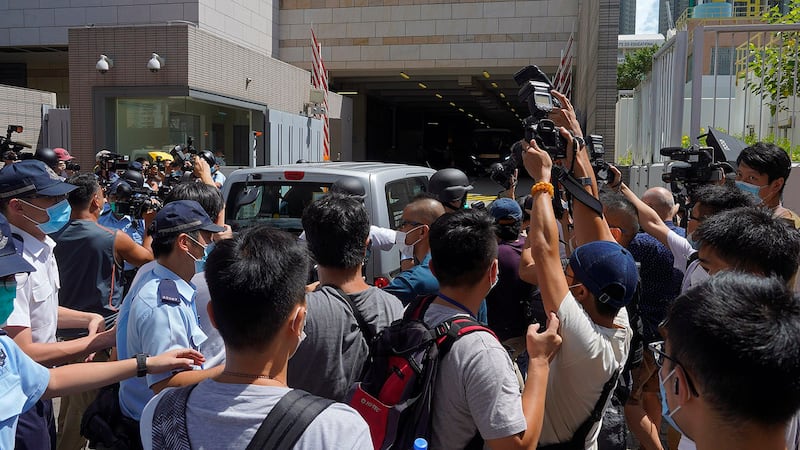 2020年7月6日，香港居民Tong Ying-kit 成为香港国安法通过以来第一个被控告的香港人。他被控骑着插有“光复香港 时代革命”标志的摩托车撞向警察。图为记者在拍照。（美联社）