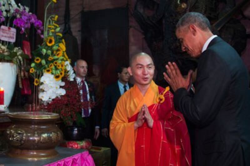 Tổng thống Hoa Kỳ Barack Obama thăm Chùa Ngọc Hoàng tại Sài Gòn ngày 24/5/2016. AFP PHOTO.