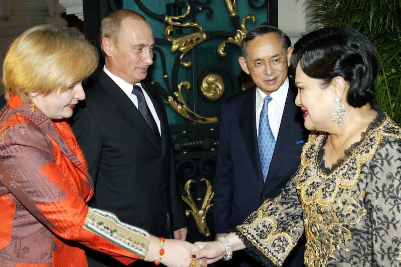 Thailand's King Bhumibol Adulyadej and Queen Sirikit [right] welcome Russian President Vladimir Putin and his wife Ludmila at the royal palace in Bangkok, Oct. 22, 2003. Credit: Mlanden Antonov/AFP