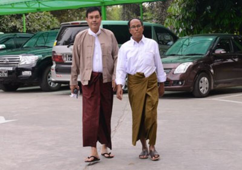 Tun Aung (R) meets with an unnamed official following his release from Insein Prison in Yangon, Jan. 19, 2015. Credit: RFA