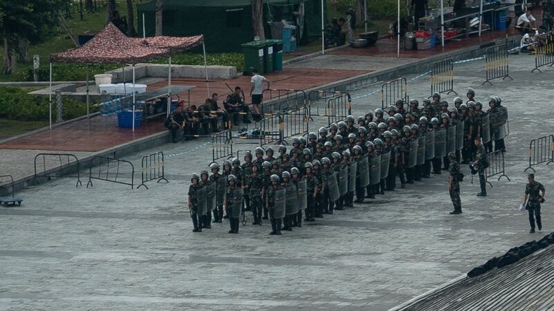 2019年8月16日，大陆武警公安在深圳湾体育馆进行演习。（AFP）