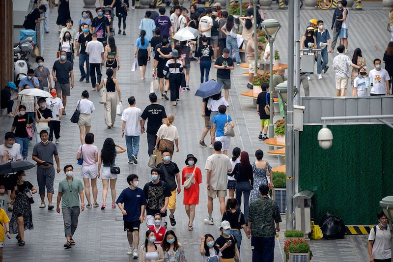 北京一条步行街上的行人（美联社）