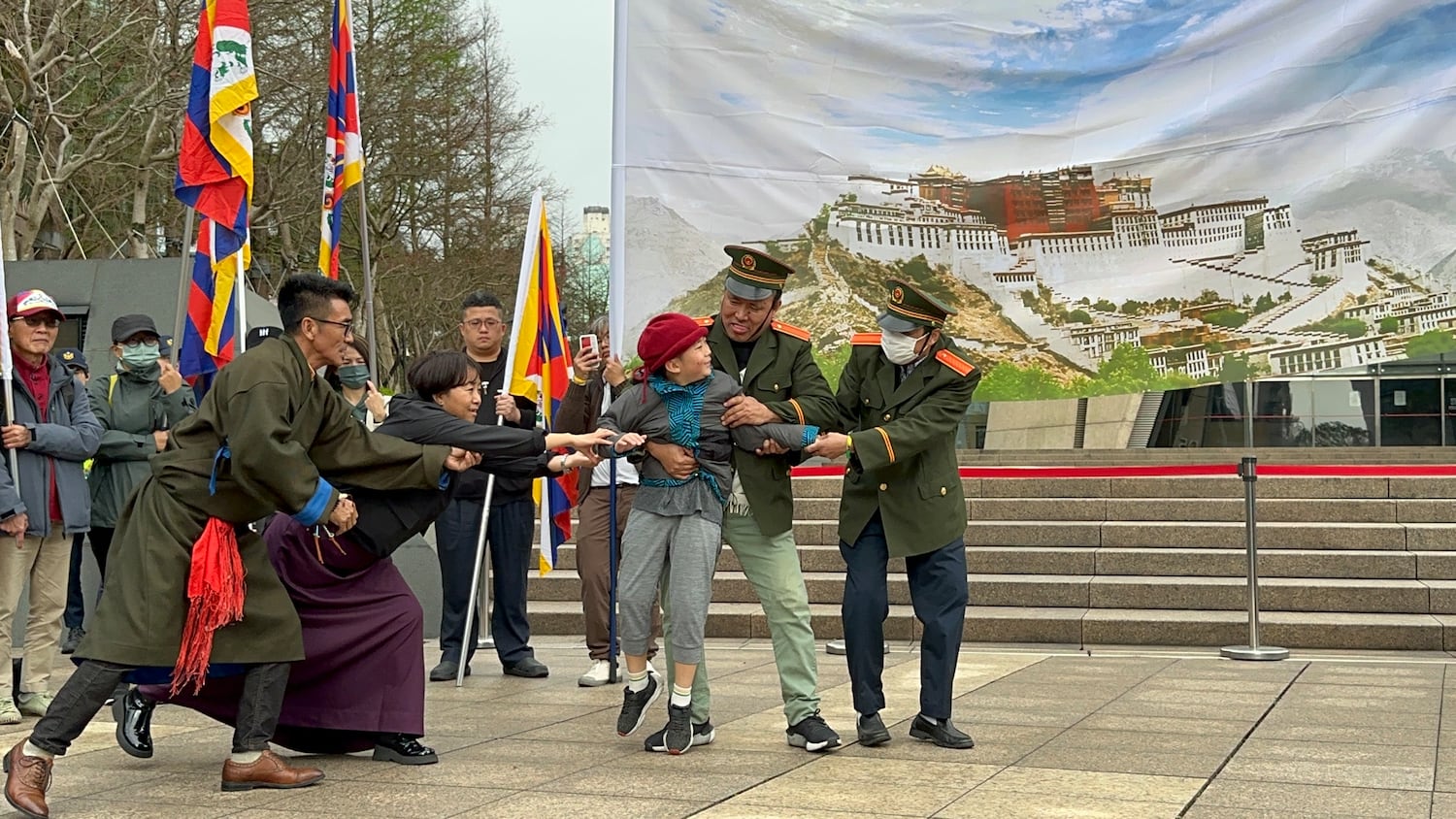 藏人中国银行前上演行动剧；主办方诉求是驳斥北京当局有关“西藏自古以来是中国一部分”的说法。