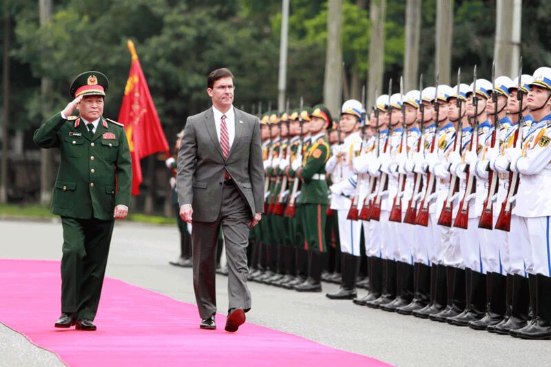 Hình minh họa. Bộ trưởng Quốc phòng Việt Nam Ngô Xuân Lịch (trái) và Bộ trưởng Quốc phòng Mỹ Mark Esper tại Hà Nội hôm 20/11/2019