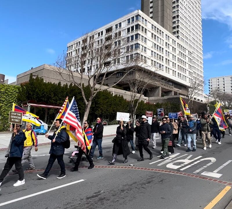 集会者在旧金山中领馆外的街头行进。（孙诚拍摄）