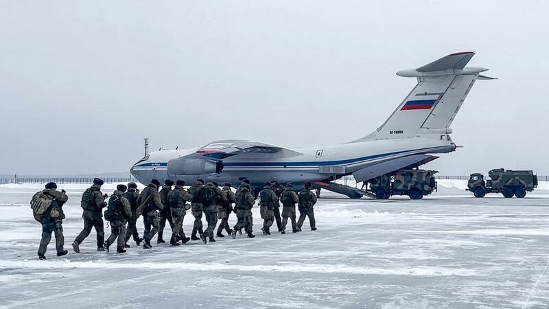 2021 年 1 月 6 日，俄罗斯伞兵登上一架军用货机，作为维和部队在莫斯科郊外的契卡洛夫斯基机场飞往哈萨克斯坦。（Handout / Russian Defence Ministry / AFP）