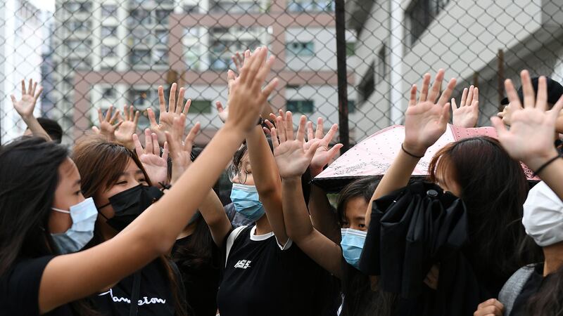 2019年10月7日，抗议者聚集在香港东区法院外声援被捕的示威者。（法新社）